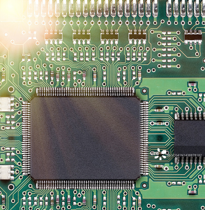 用于回收的手机屏幕和电子线路图片素材