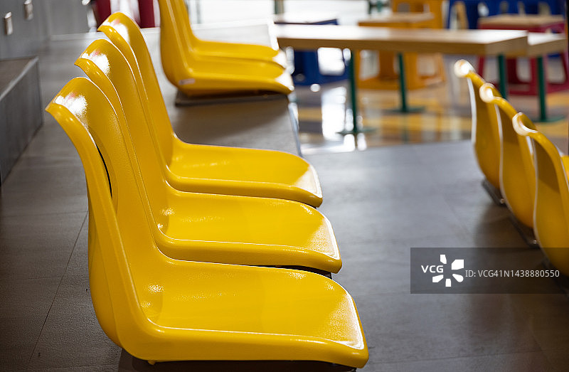 黄色塑料椅图片素材