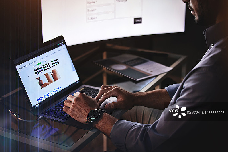 亚裔男子使用笔记本电脑在线搜索工作，职场人力资源营销经理或创意内容开发者。商务人士在办公室里搜索网页图片素材