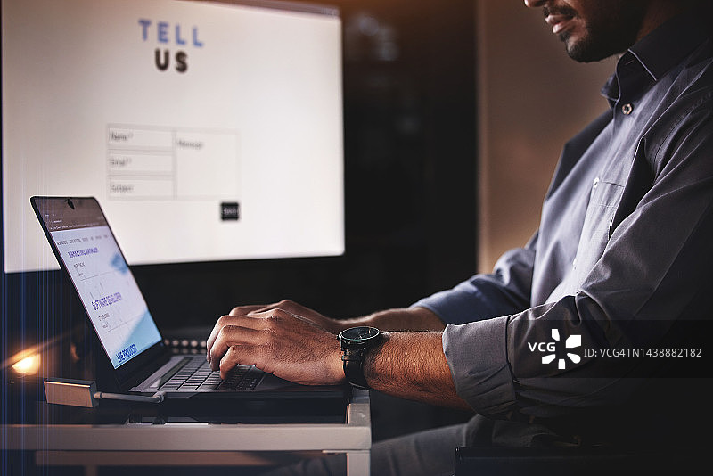 办公室夜晚的客户关系管理、笔记本电脑和商务人士，用于联系我们、电话营销或网站客户仪表板审查。技术、数字或员工在电脑上工作，进行营销或在线广告图片素材