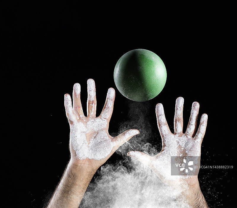 男子用球进行运动的手部特写图片素材