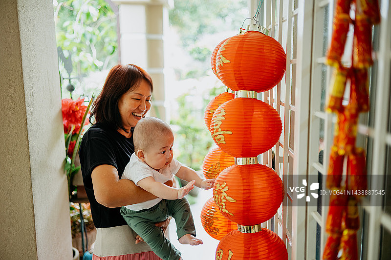 祖母和孙子欢度中国新年图片素材
