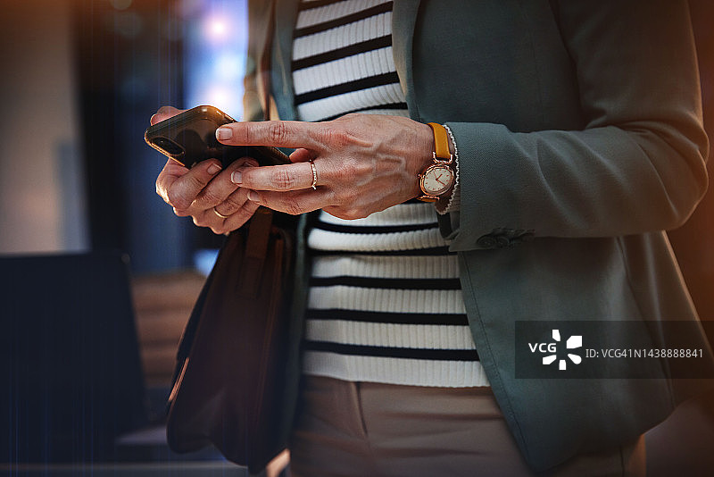 手、手机和通信，一位商务女性在工作中键入短信或查看社交媒体。联系方式，网络和移动设备，以及一位使用智能手机发送电子邮件的女员工图片素材