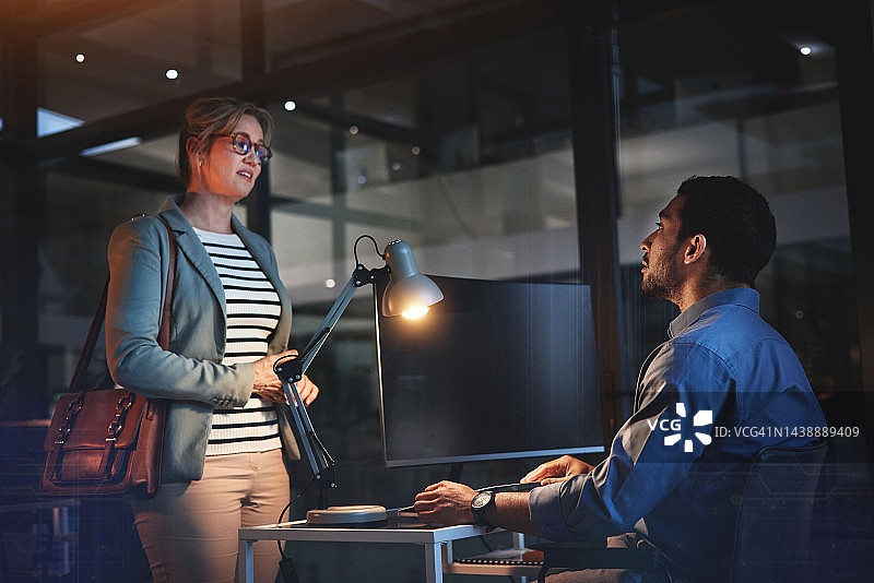 夜间会议：解决网站故障、代码问题和404错误的商务咨询与企业紧急事件。企业领导、软件工程师和技术人员加班修复物联网图片素材