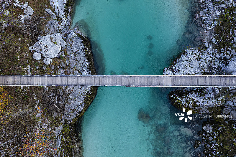 山河之上的悬索桥俯视图图片素材
