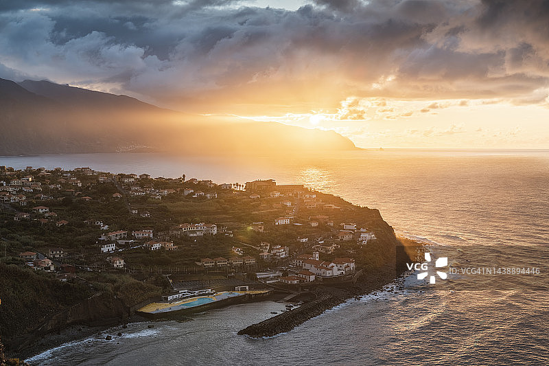 葡萄牙马德拉蓬塔德尔加达的绚丽日落图片素材