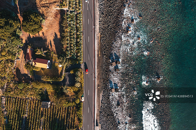 在葡萄牙马德拉岛沿海公路行驶的汽车图片素材