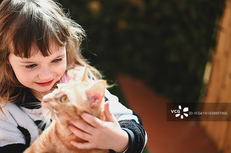 和猫玩耍的快乐白人女孩图片素材