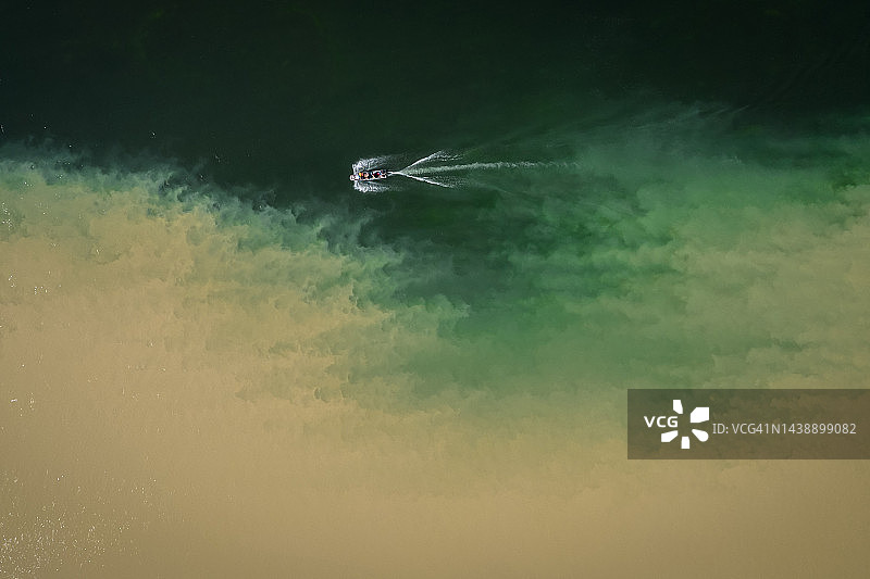 两条河流交汇处的一艘船图片素材