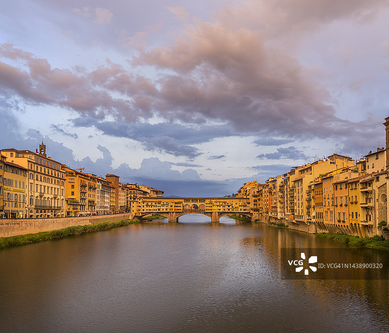日落时分阿诺河上的维琪奥桥景色图片素材