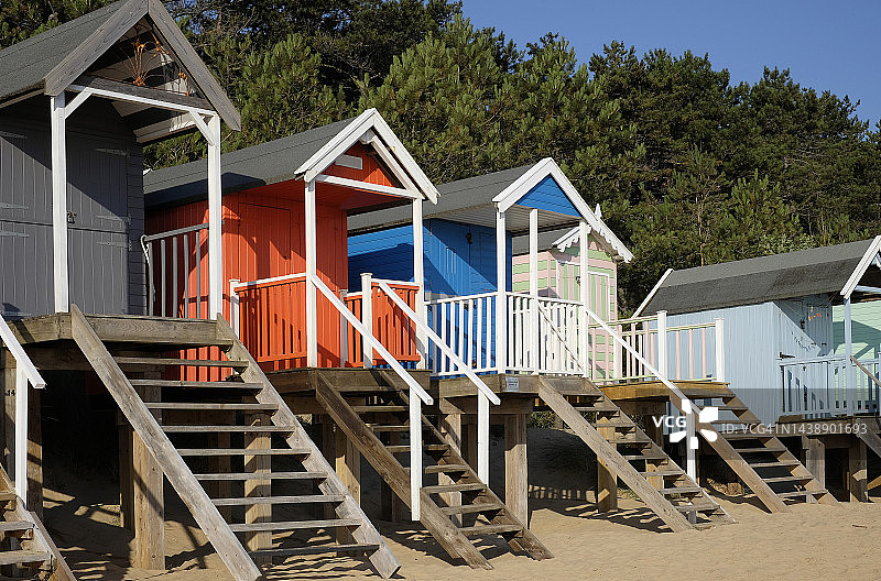 英国诺福克郡韦尔斯 next-the-sea 的海滩小屋图片素材