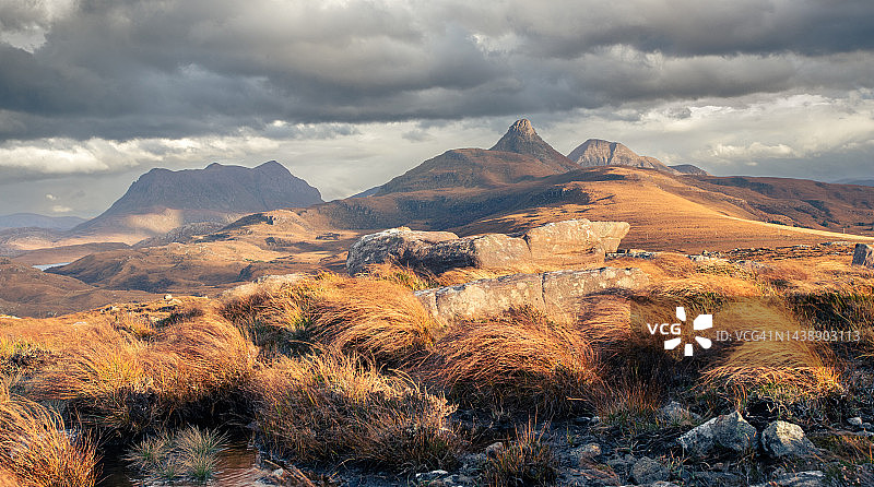 戏剧性秋季天气下的苏格兰阿辛特山峰图片素材