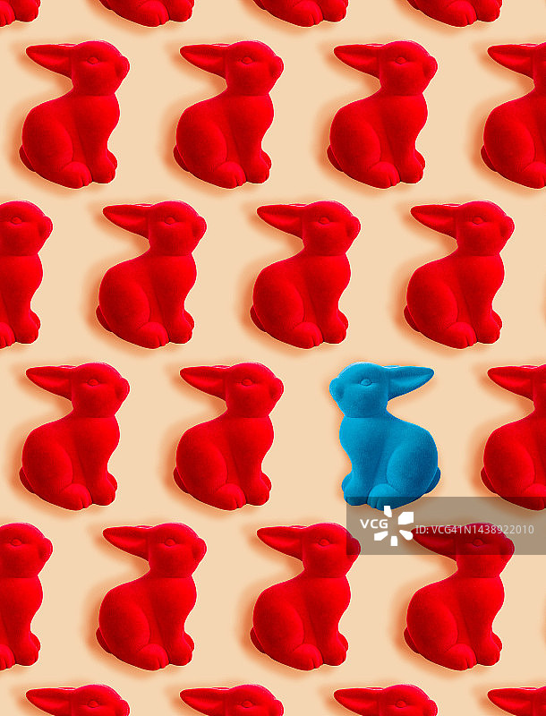 红色复活节兔子中的蓝色复活节兔子图片素材