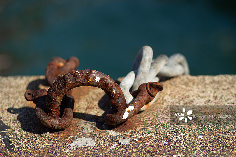 生锈的系泊卸扣图片素材