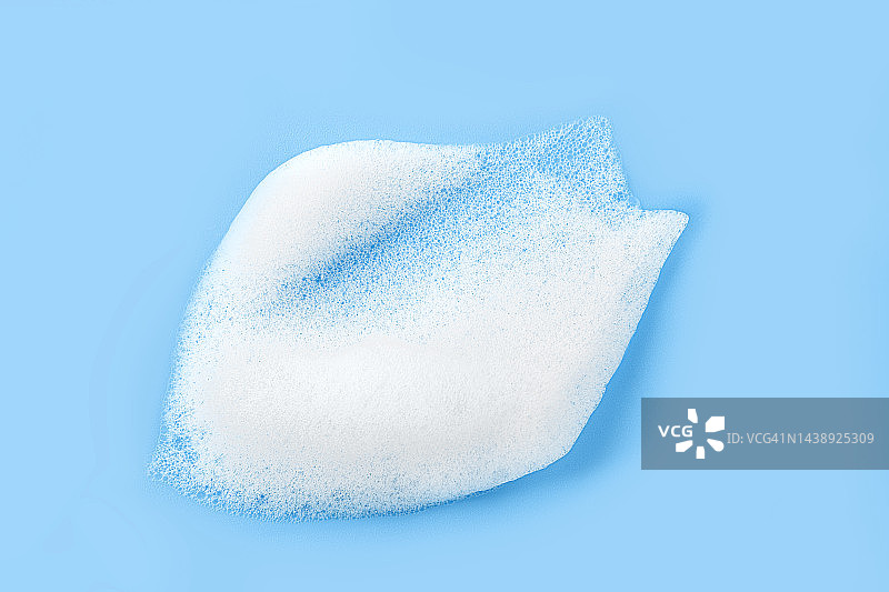 粉蓝色背景上的洁面泡沫微距摄影图片素材