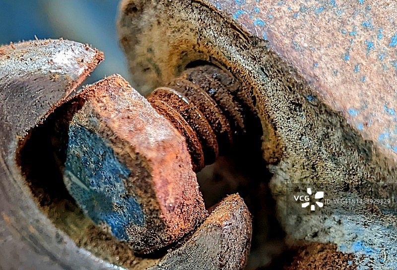 用扳手拧开生锈的螺栓图片素材