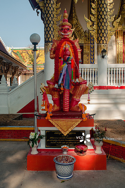 泰国人朝拜的陶威苏万巨型雕像图片素材