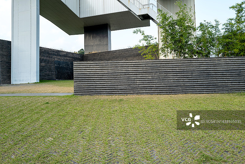 建筑物外的草地图片素材