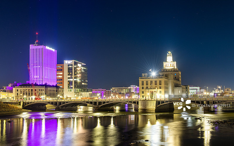 锡达拉皮兹市爱荷华州天际线图片素材