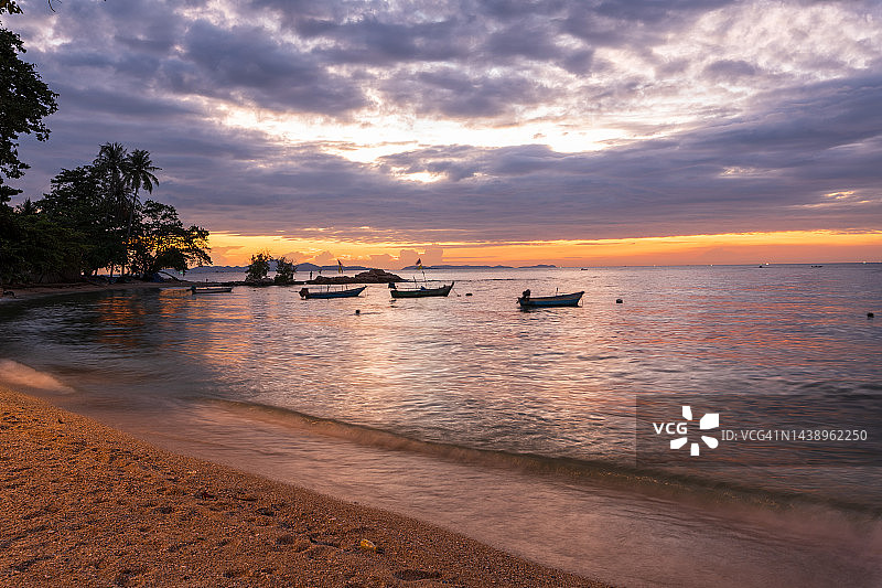 海上充满活力和色彩的日落时分天空背景图片素材