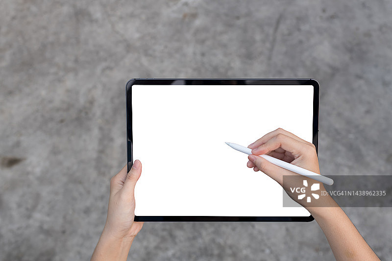 使用平板电脑的女人手部特写图片素材