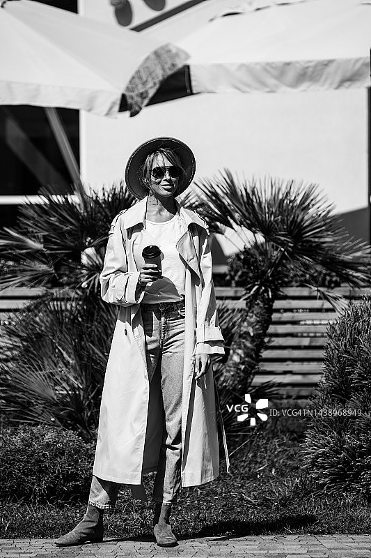 微笑的年轻女人黑白照片图片素材