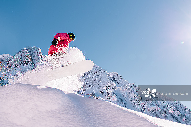 单板滑雪者跳跃图片素材