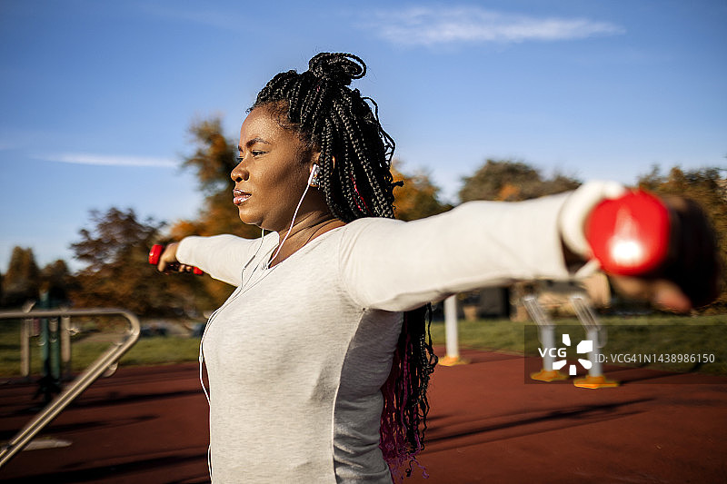 非洲年轻女子用哑铃锻炼图片素材