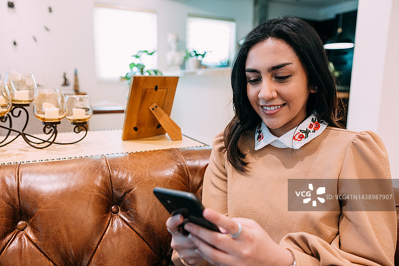 年轻女人连接社交媒体世界图片素材