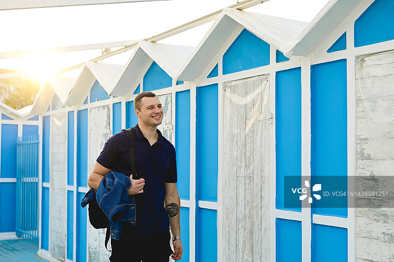 快乐的背包游客图片素材