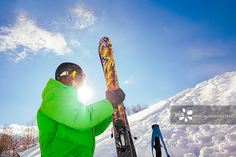 滑雪者准备在阳光明媚的天气里开始滑雪图片素材