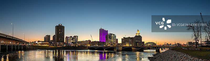 锡达拉皮兹市爱荷华州天际线图片素材