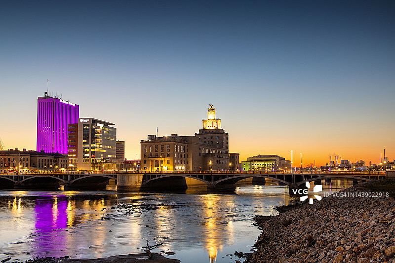 锡达拉皮兹市爱荷华州天际线图片素材