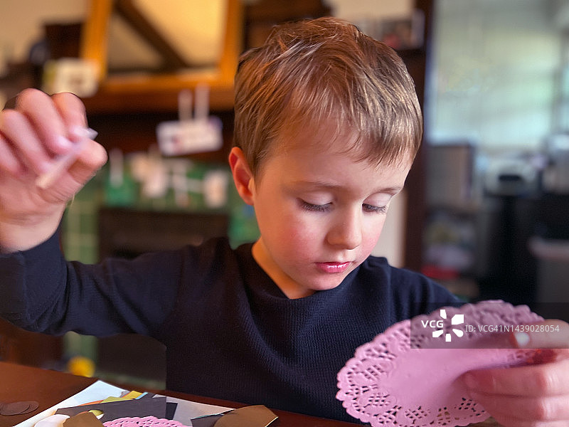 做手工的男孩图片素材