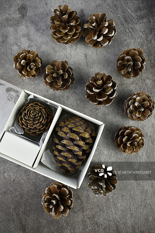 作为圣诞装饰的松果盒图片素材