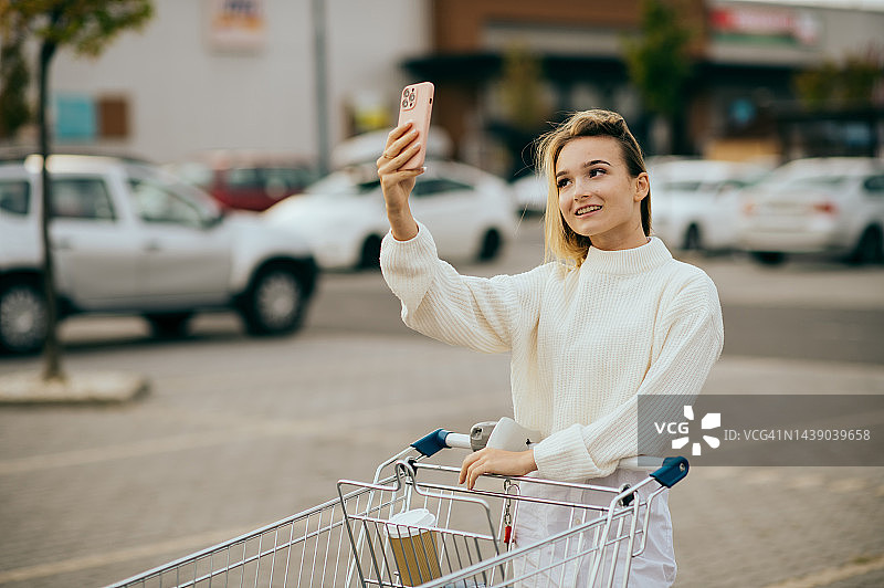 年轻女人购物自拍图片素材