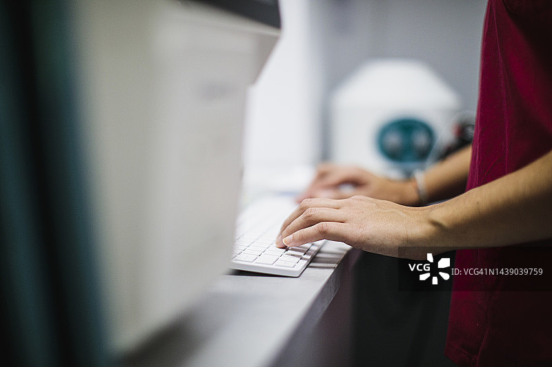 护士的手在电脑上打字图片素材