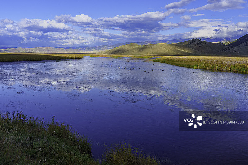 平溪云彩倒影，国家麋鹿保护区，怀俄明州杰克逊图片素材