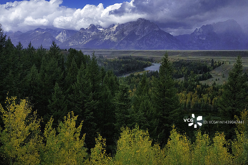 大提顿国家公园蛇河观景点的大提顿山脉和暴风云图片素材