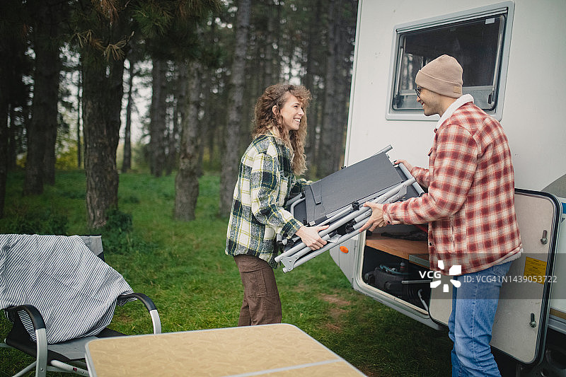 快乐的夫妇到达露营地图片素材