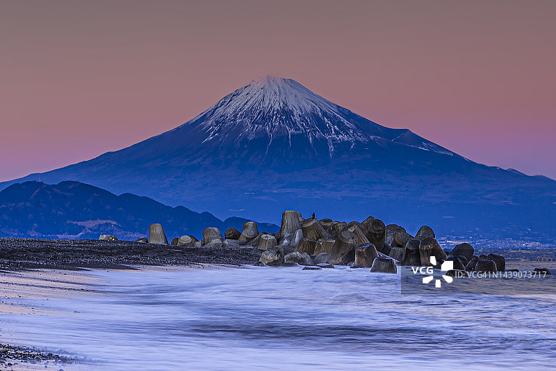 富士山与海浪：日落时分的静冈县三保松原海滩图片素材