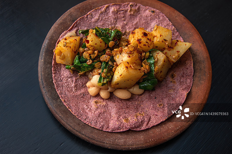 粉色玉米塔可配炒扁豆和蔬菜图片素材