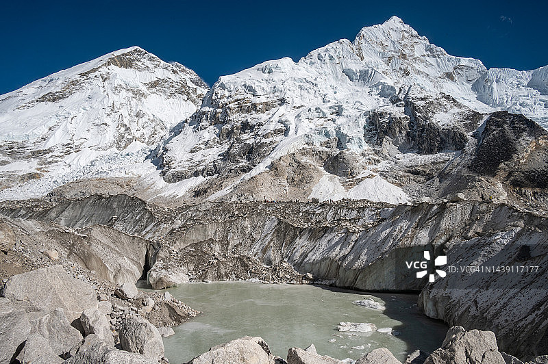 珠穆朗玛峰大本营旁因昆布冰川融化而形成的天然湖泊图片素材