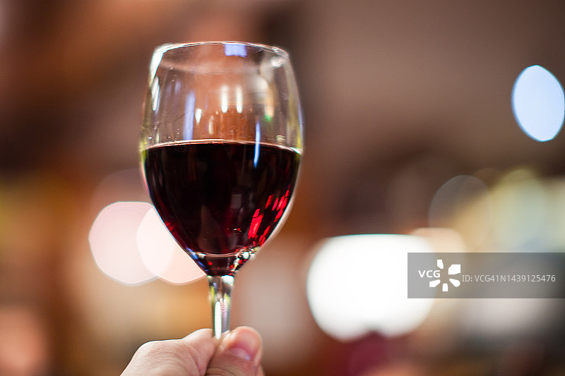 手持一杯葡萄酒图片素材