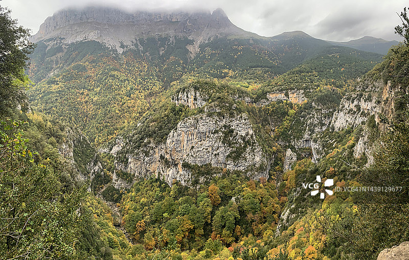 比利牛斯山脉的秋季山景图片素材