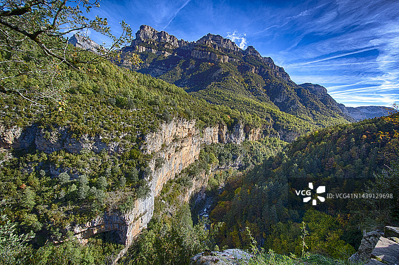 比利牛斯山脉的阿尼斯克洛峡谷图片素材