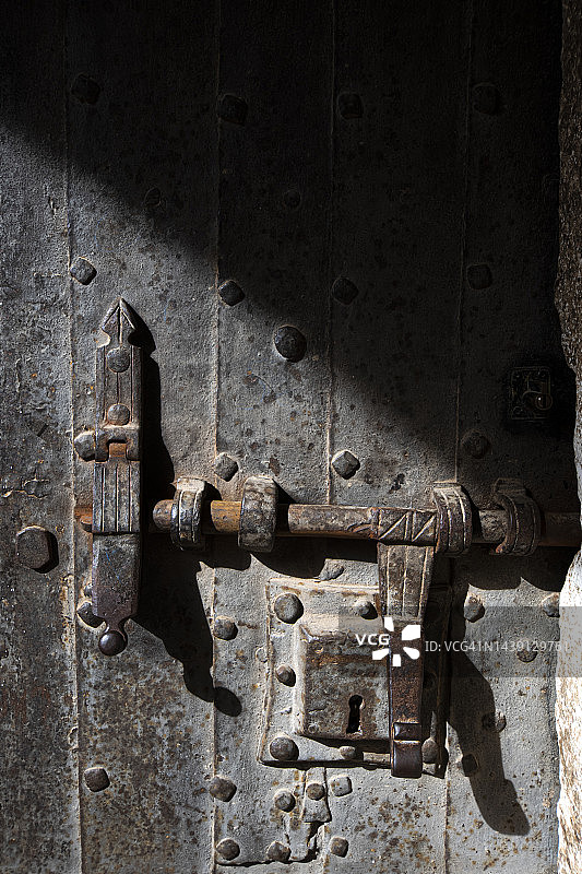 旧门上的旧生锈锁图片素材