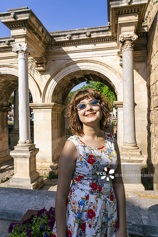 喜欢游览古迹的年轻快乐的女游客图片素材