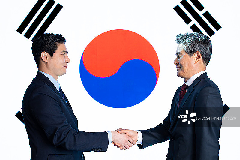 50多岁中年政治家握手合作图片素材