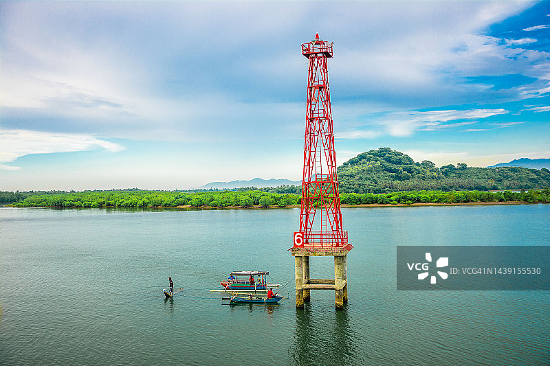 龙目岛西努沙登加拉伦巴港灯塔图片素材